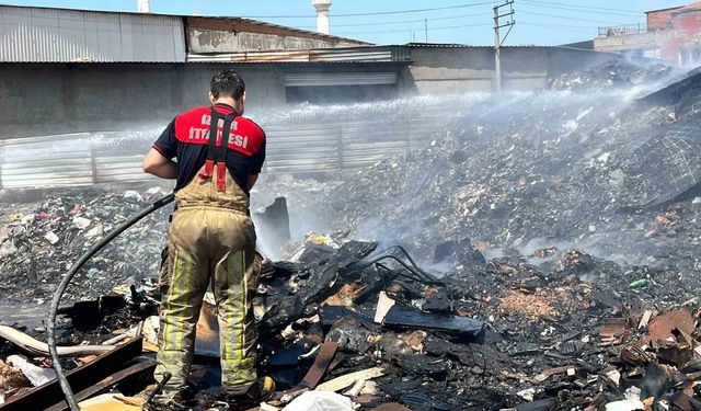 İzmir'de çöplüğe dönüştürülen boş arazi yine alevlere teslim
