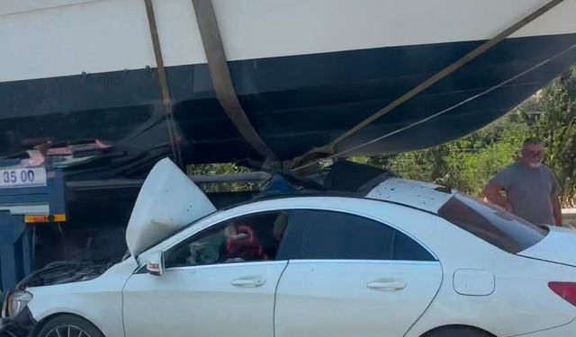 İzmir'de ilginç kaza: Otomobil tekneyle çarpıştı