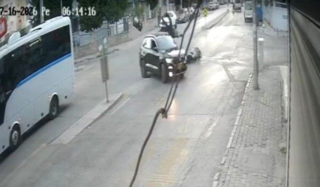 İzmir'de otomobilin motosiklete çarpıp kaçtığı kaza kameraya yansıdı