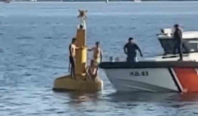 İzmit Körfezi'nde boğulmamak için deniz fenerine çıkan 3 kişiyi Sahil Güvenlik kurtardı