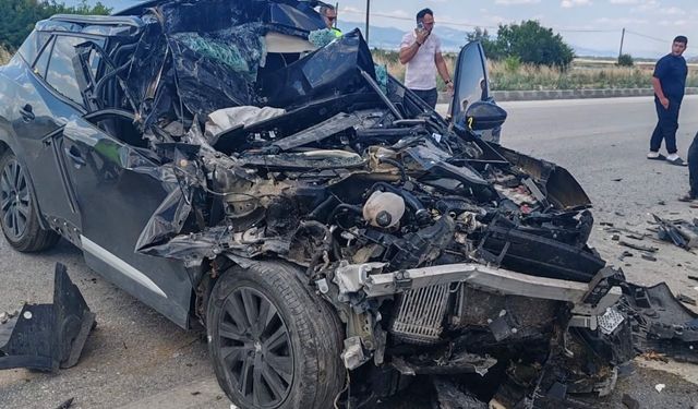 Kamyonete çarpan otomobil hurdaya döndü: 1 yaralı