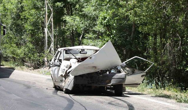 Kamyonetle kafa kafaya çarpışan Fiat Tofaş hurdaya döndü: 1 ölü, 5 yaralı