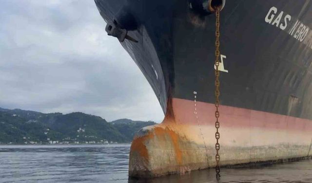 Karadeniz'de dron saldırısına uğrayan LPG tankeri Sürmene Tersanesi'nde tamir edilmeyi bekliyor