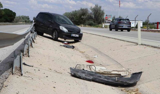 Karaman'da otomobil bariyerlere çarptı: Kaza anı kamerada