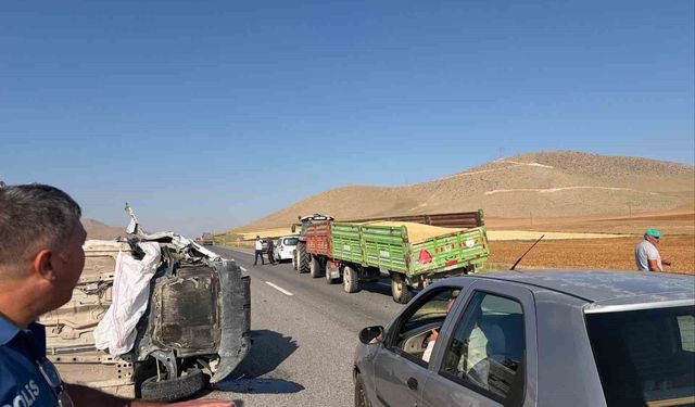Karaman'da traktörün römorkuna çarpan otomobil devrildi: 1 yaralı