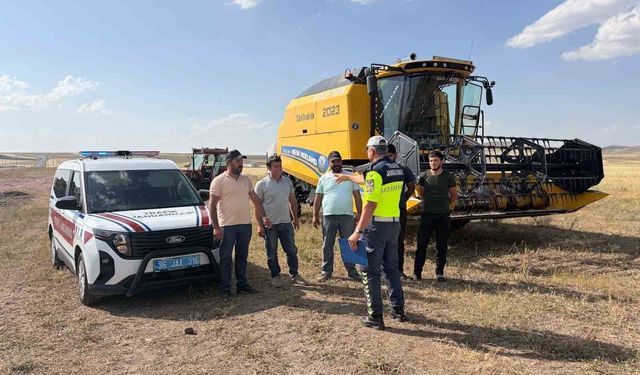 Kars'ta biçerdöver ve traktör sürücülerine kapsamlı trafik eğitimi verildi