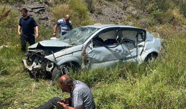 Kars'ta otomobil şarampole devrildi: 2 yaralı