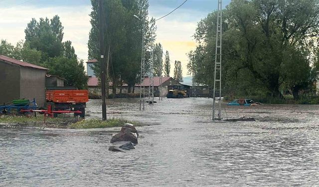 Kars'ta selin ortasında mahsur kalan yaşlı çift kurtarıldı
