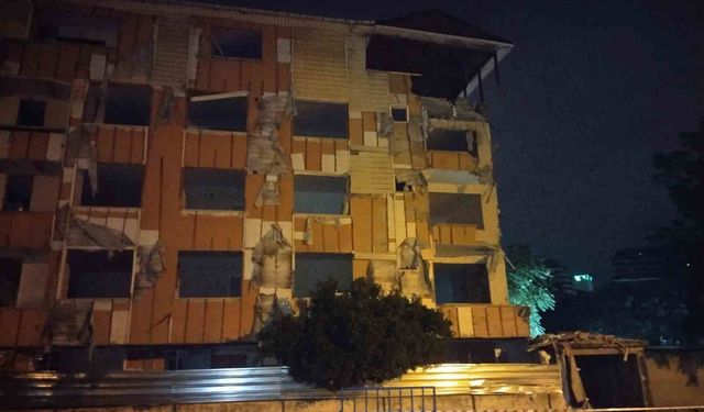 Kartal'da metruk binanın balkonu çöktü
