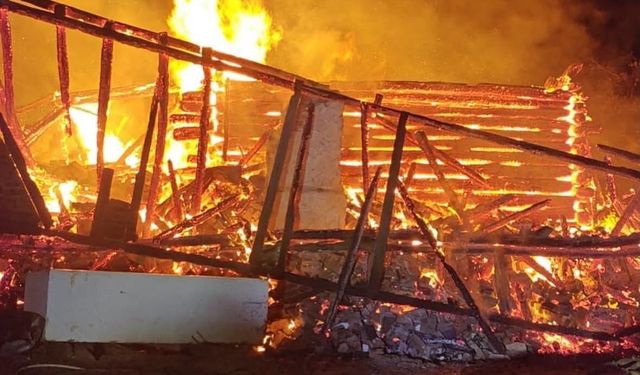 Kastamonu'da alevlere teslim olan ev kullanılamaz hale geldi