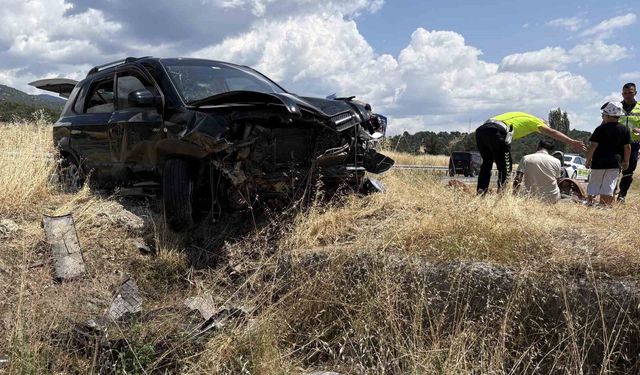 Kastamonu'da cip refüje çarptı: 5 yaralı