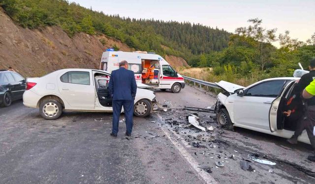 Kastamonu'da iki otomobil kafa kafaya çarpıştı: 4 yaralı