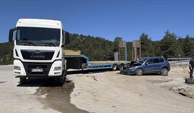Kastamonu'da otomobil ile tır çarpıştı: 4 yaralı