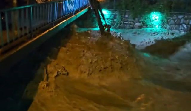 Kastamonu'da selin geliş anı cep telefonu kamerasına yansıdı