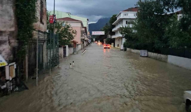 Kastamonu'yu sel vurdu: İş yerleri, evler ve araçlar su altında kaldı