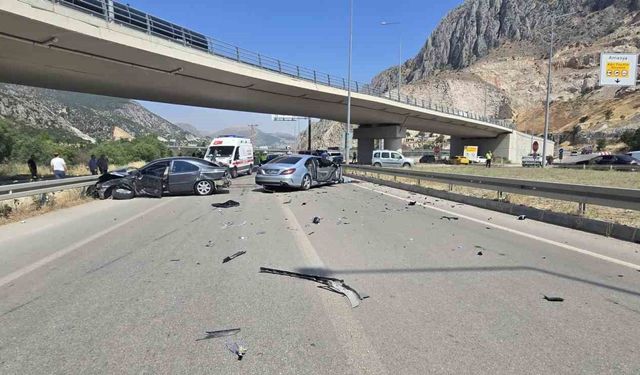 Kavşağı kaçırdı kazaya yol açtı: 4 kişinin yaralandığı feci kaza kamerada