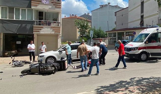 Kavşakta motosiklet ile elektrikli bisiklet çarpıştı: 2 yaralı
