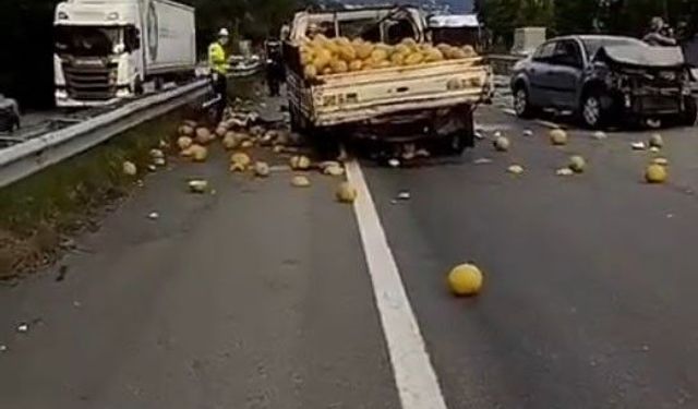 Kavun yüklü kamyonet ile otomobil çarpıştı: 3 yaralı