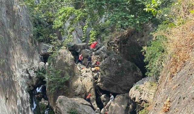 Kayalıklardan düşen yaralı çocuk kurtarıldı