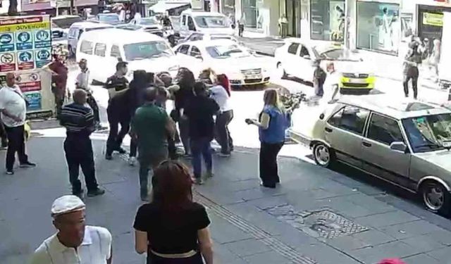 Kaza sonrası çıkan kavgada ortalık savaş alanına döndü: Kadın sürücüyü böyle darp etti