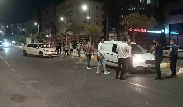 Kaza yapan araçlar polis memurunu ezdi