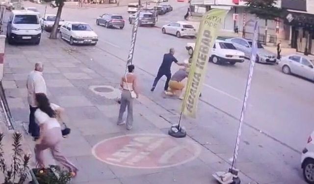 Kız çocuklarını taciz edip kaçırmak istediği iddia edilen saldırganlara müdahale eden yaşlı adam, feci halde darp edildi