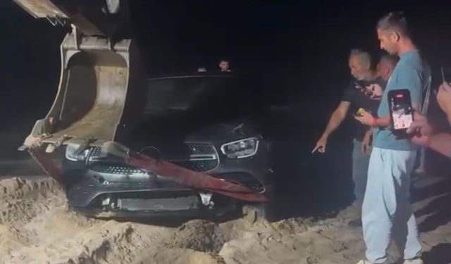 Kocaeli'de kontrolden çıkan otomobil denize uçtu