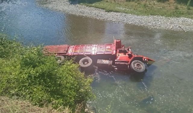 Kontrolden çıkan kamyon dereye yuvarlandı; 1 yaralı
