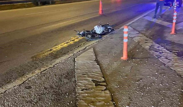 Kontrolden çıkan motosiklet tırın altına girdi, sürücü hayatını kaybetti