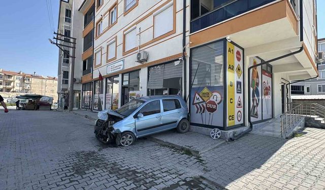 Kontrolden çıkan otomobil araçlara ve iş yerine zarar verdi