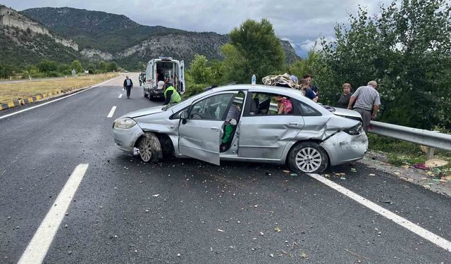 Kontrolden çıkan otomobil demir bariyerlere çarptı: 5 yaralı