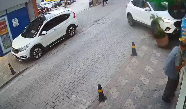 Kontrolden çıkan otomobil iş yerine daldı, facianın eşiğinden dönüldü