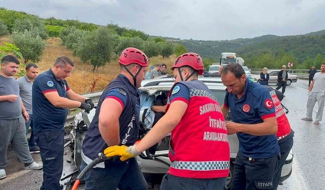 Kontrolden çıkan otomobil, önündeki tıra çarptı: 1 ölü, 2 yaralı