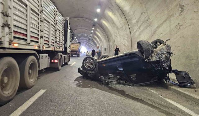 Kontrolden çıkan otomobil tünelde metrelerce takla attı: 2 yaralı