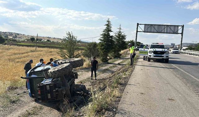 Kontrolden çıkan traktör şarampole devrildi: 1 yaralı