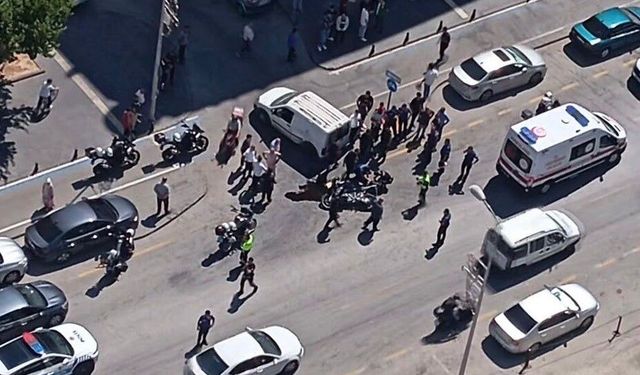 Kontrolsüz dönüş yapan araca motosikletli polisler çarptı: 2 polis yaralandı