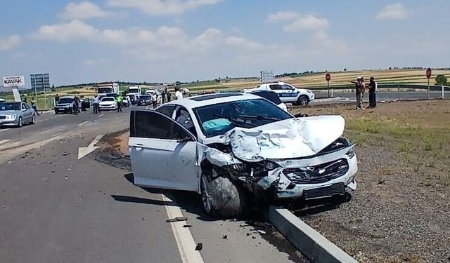 Konya'da otomobil ile hafif ticari araç çarpıştı: 1'i ağır 5 yaralı
