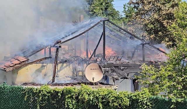 Kullanılmayan müstakil evde çıkan yangın paniğe neden oldu