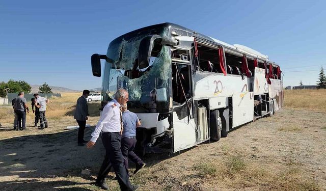Kütahya-Afyonkarahisar kara yolunda yolcu otobüsü devrildi: 31 yaralı