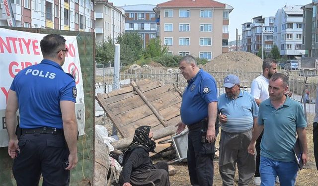 Kütahya'da tahliye gerginliği, 84 yaşındaki kadın ve oğlu ekiplere direndi