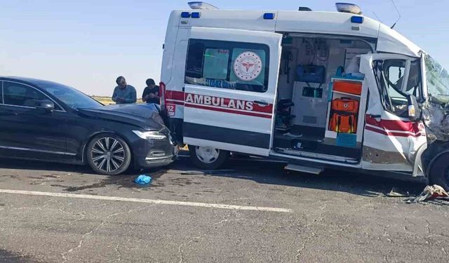 Mardin'de ambulans, tır ve otomobilin karıştığı kazada 3 kişi yaralandı