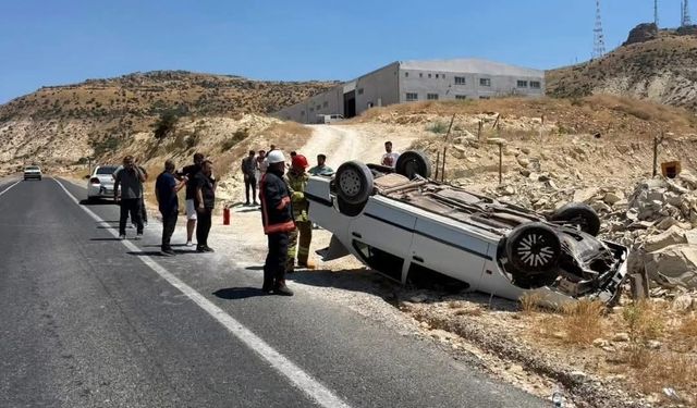 Mardin'de otomobil takla attı: 2 yaralı