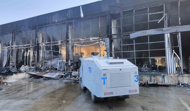 Market deposunda çıkan yangın geceyi aydınlattı, geriye demir yığınları kaldı