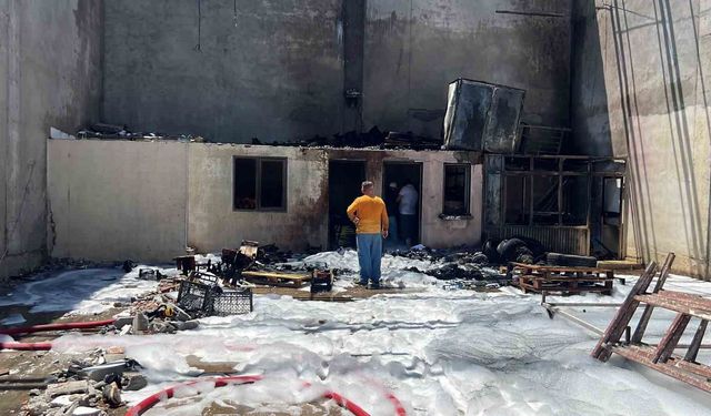 Mersin'de sebze ve meyve halinde depo yangını