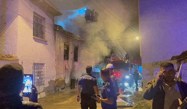 Metruk evde çıkan yangın mahalleliyi sokağa döktü