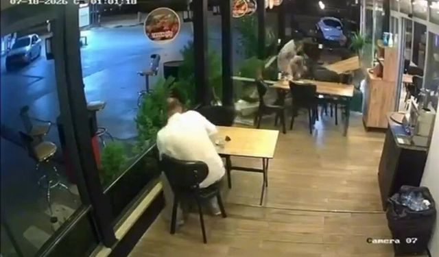 Motosiklet lokantada oturan müşteriye çarptı