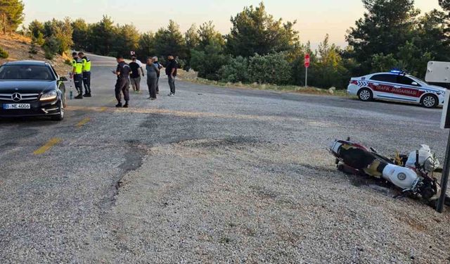 Motosiklet otomobile çarptı: 2 yaralı