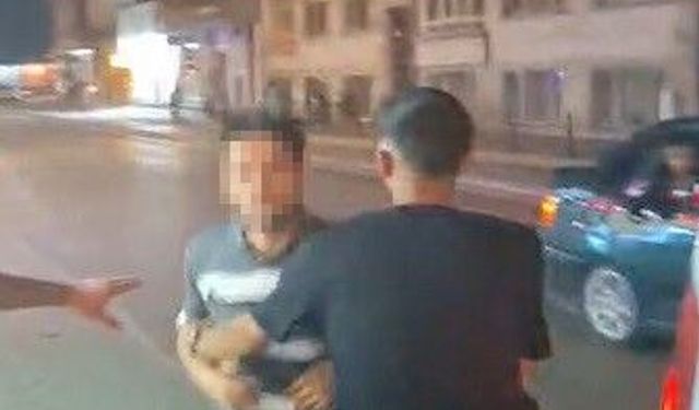 Motosiklet sürücüsüne yumruklu saldırı kamerada