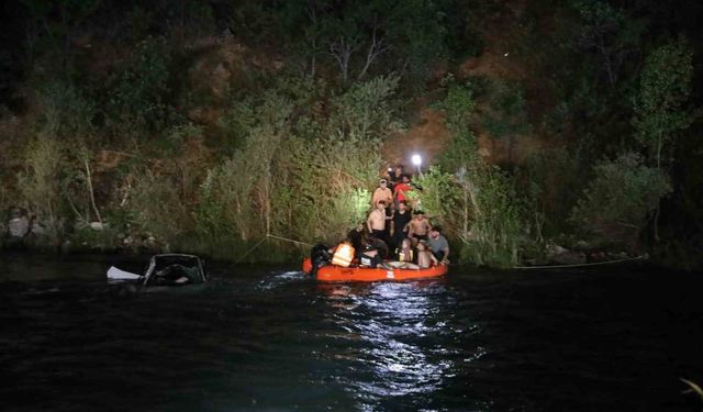 Munzur Nehri'ne yuvarlanan araçtan atlayan kadın hayatını kaybetti