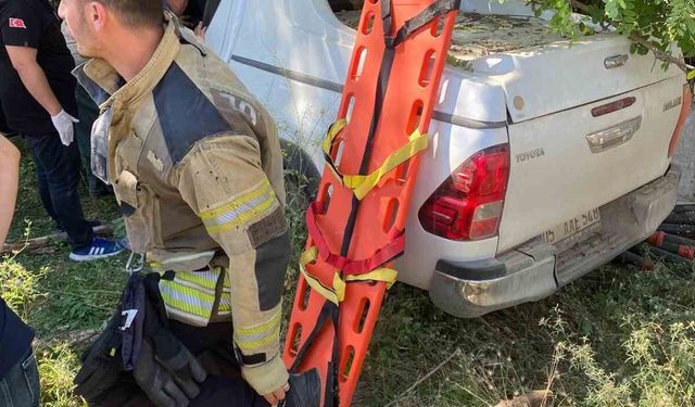 Muş'ta kamyonet şarampole devrildi: 2 yaralı